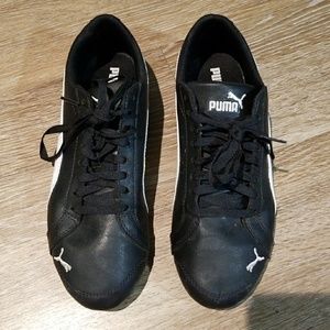 Classic Black and white Puma tennis shoes size 7